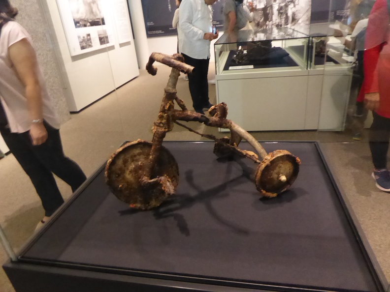 Un tricycle d'enfant après le bombardement